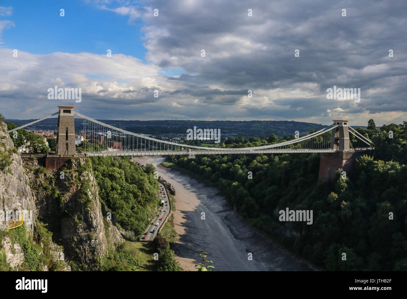 Bristol, Royaume-Uni. 9 Août, 2017. Des nuages noirs menaçants de dérive sur le pont suspendu de Clifton sur un jour de pluie à Bristol Avon qui a apporté de fortes pluies et des inondations dans de nombreuses régions d'Angleterre Crédit : amer ghazzal/Alamy Live News Banque D'Images