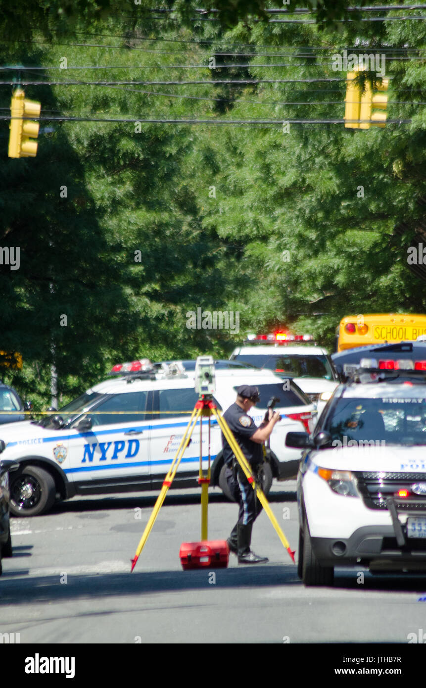 E 229 st et Carpenter Street, Bronx, New York, USA. 9 Août, 2017.La conduite de la police une enquête sur l'accident pour une plus soutenue qu'ambulette une femme qui conduisait le véhicule à E 229 st et Carpenter street. Michael Glenn / Alamy Live News Banque D'Images