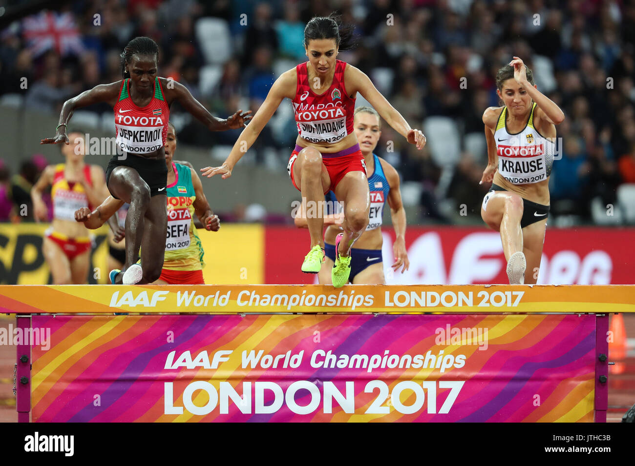 Londres, Royaume-Uni. 09Th Aug 2017. Fadwa Sidi Madane, le Maroc, l'avance Hyvin Kiyeng Jepkemoi, Kenya, et Gesa Felicitas Krause, de l'Allemagne, dans le 3000m steeple chauffe sur la sixième journée des Championnats du monde IAAF 2017 à Londres au stade de Londres. Crédit : Paul Davey/Alamy Live News Banque D'Images