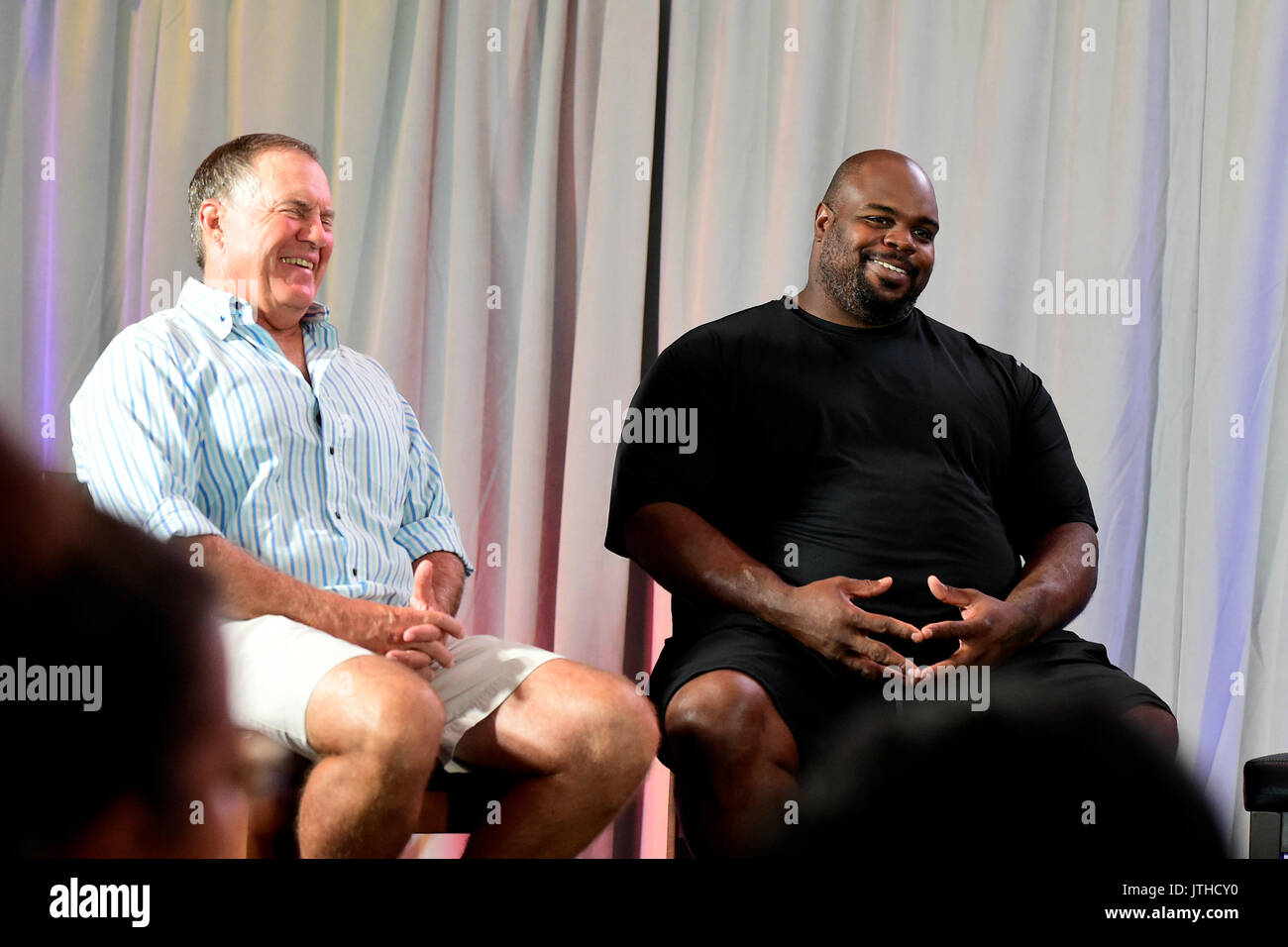 Foxborough, Massachusetts, USA. 9 Août, 2017. New England Patriots Head coach Bill Belichick (à gauche) et Vince Wilfork (droite) rire d'une conférence de presse pour annoncer la retraite de Wilfork de la NFL, tenue à l'Optum Domaine Lounge, en stade Gillette, à Foxborough, Massachusetts) Wilfork a signé un contrat d'un jour lui permettant de prendre sa retraite de la NFL en tant que Nouvelle Angleterre patriote. Credit : Cal Sport Media/Alamy Live News Banque D'Images