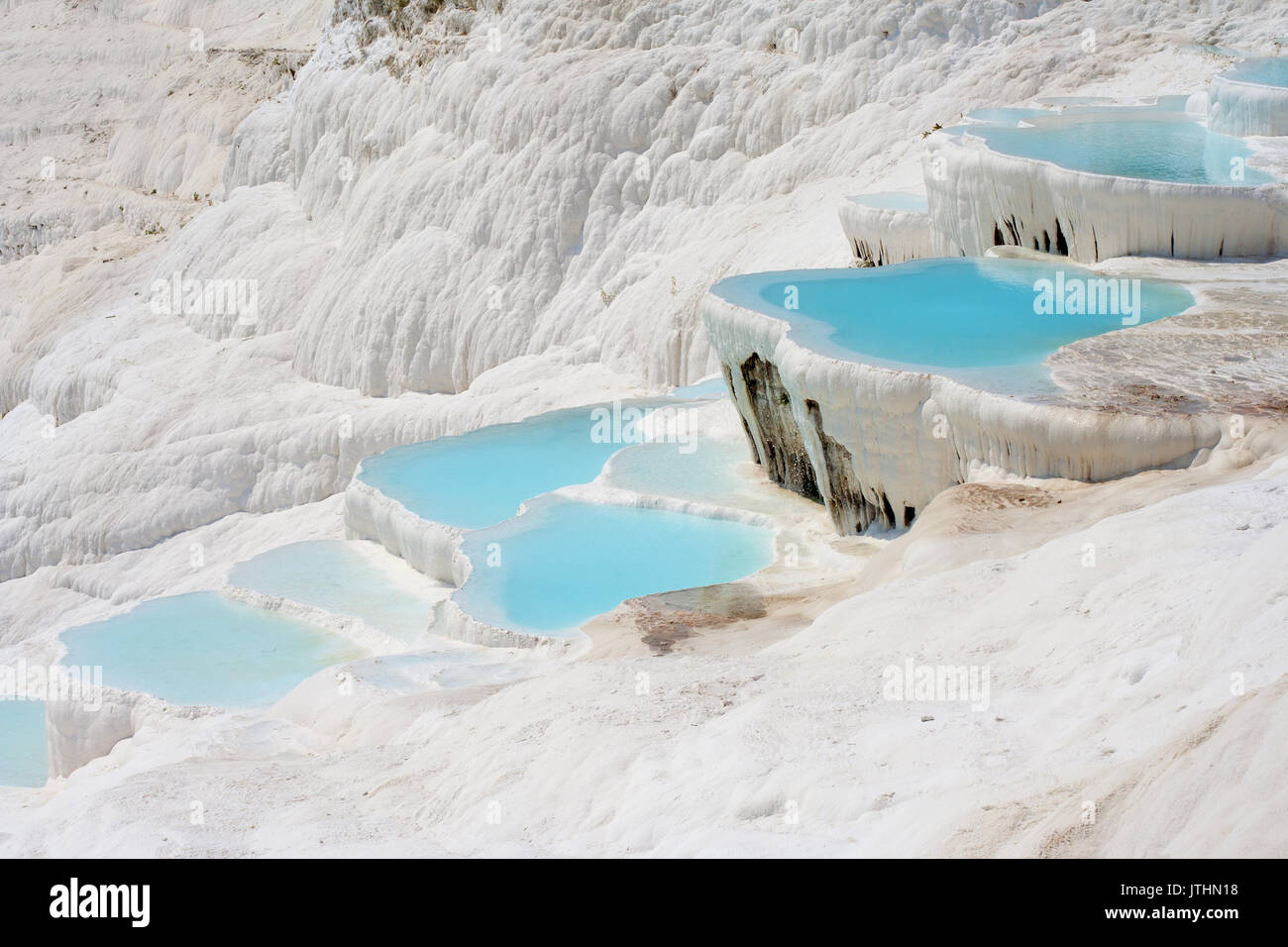 Pamukkale naturel plein d'eau des bassins Banque D'Images