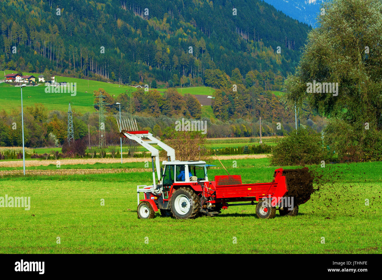 Tracteur avec remorque pleine d'engrais de la préparation du sol pour la campagne de semis Banque D'Images