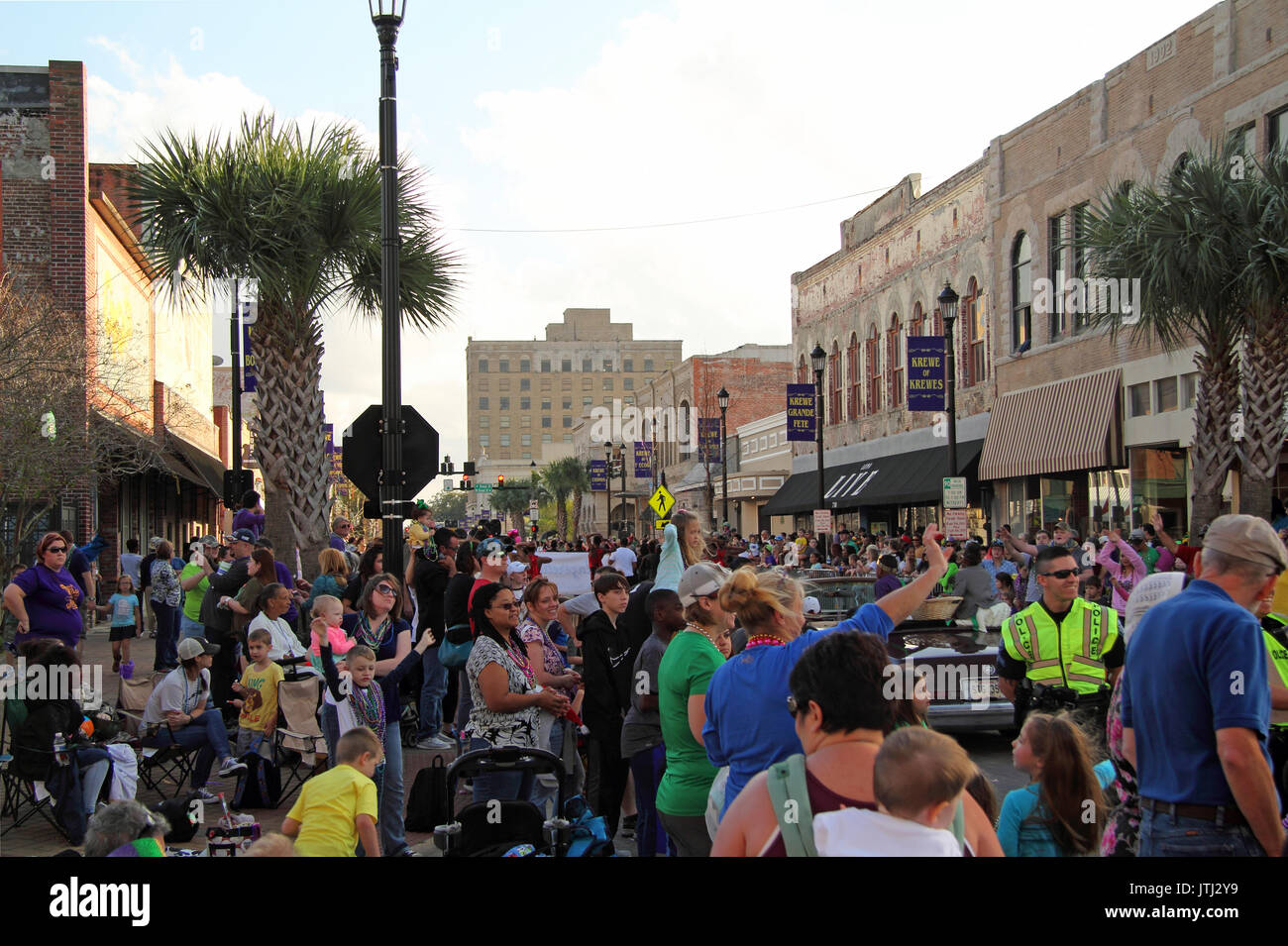 Profitez d'une foule festive au cours de Mardis Gras festivités au centre-ville de Lake Charles, en Louisiane Banque D'Images