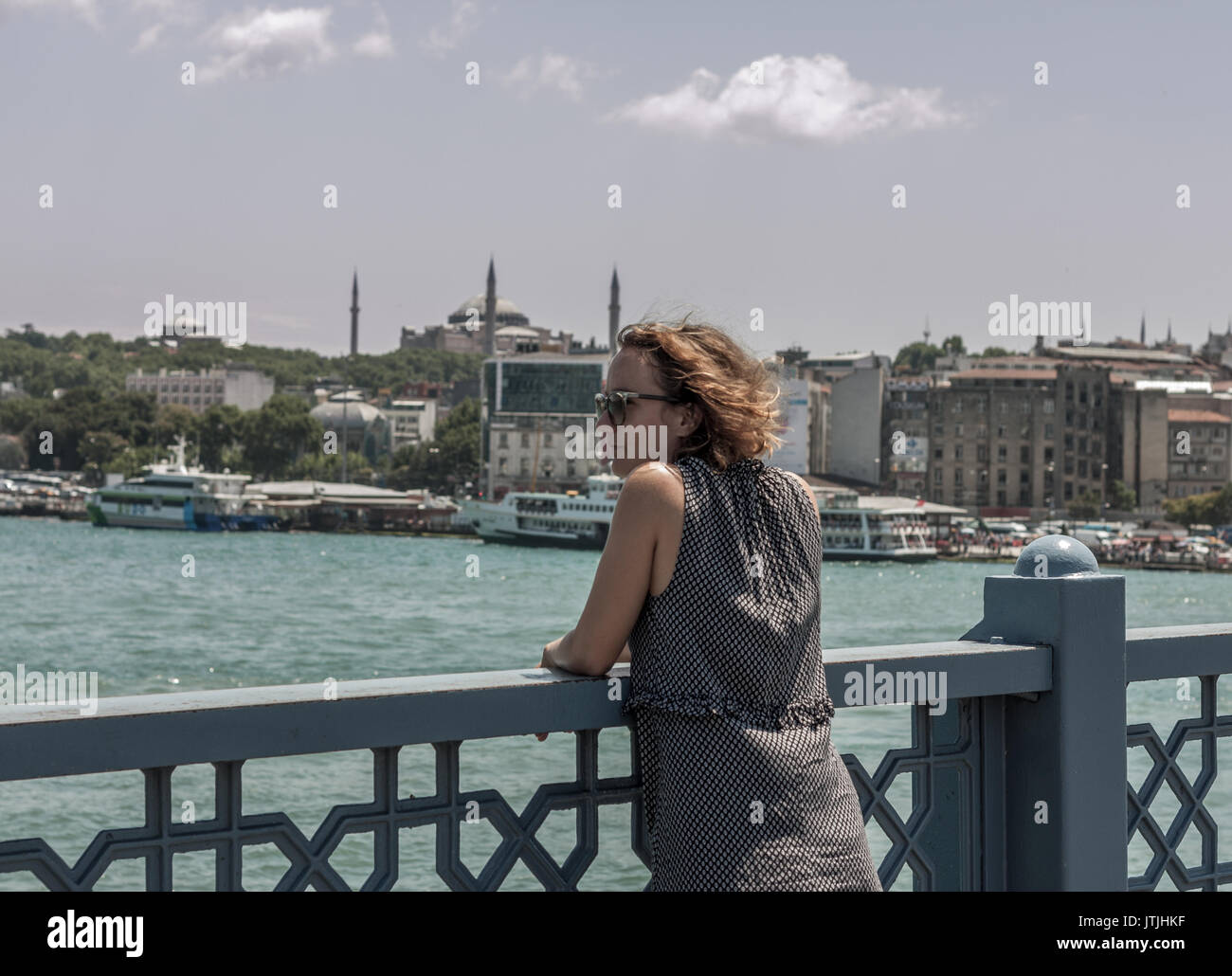 Istanbul, Turquie - le 19 juillet 2017 Regarder la femme de pont de Galata Istanbul Banque D'Images