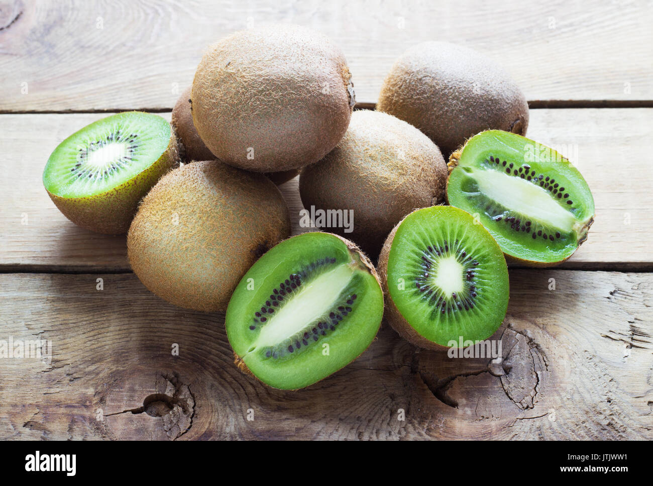 Kiwi fruits frais sur fond de bois Banque D'Images
