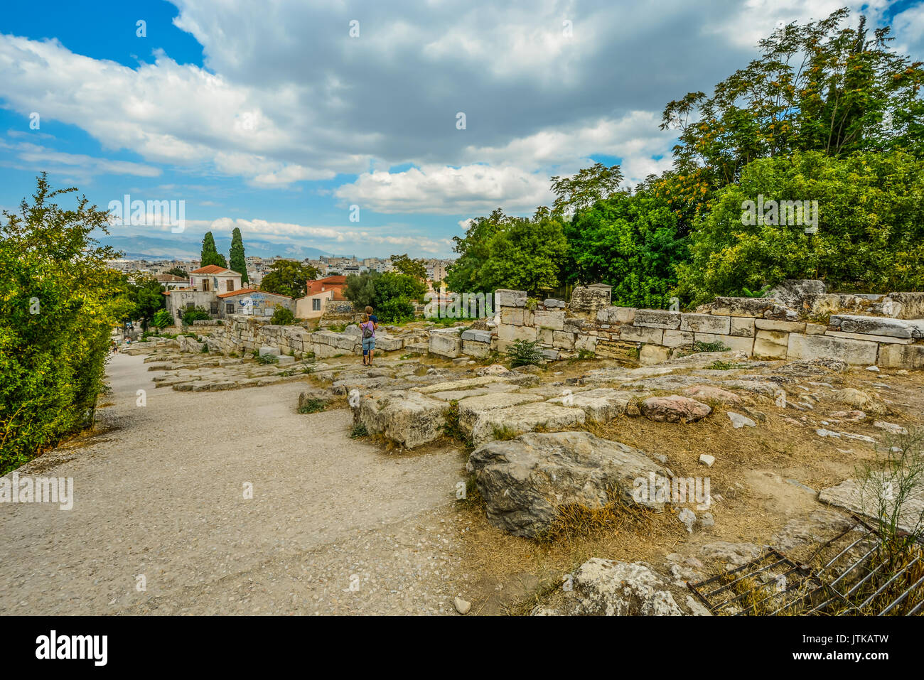 Un jeune couple profitez d'une vue sur la ville d'Athènes depuis l'ancienne agora sur la partie inférieure de l'Acropole à Athènes, Grèce Banque D'Images