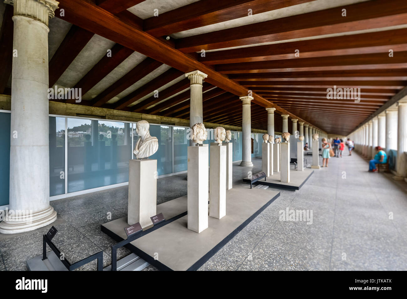 Les visiteurs du musée et de bustes en marbre au musée de la Stoa d'Attalos à Athènes, Grèce Banque D'Images