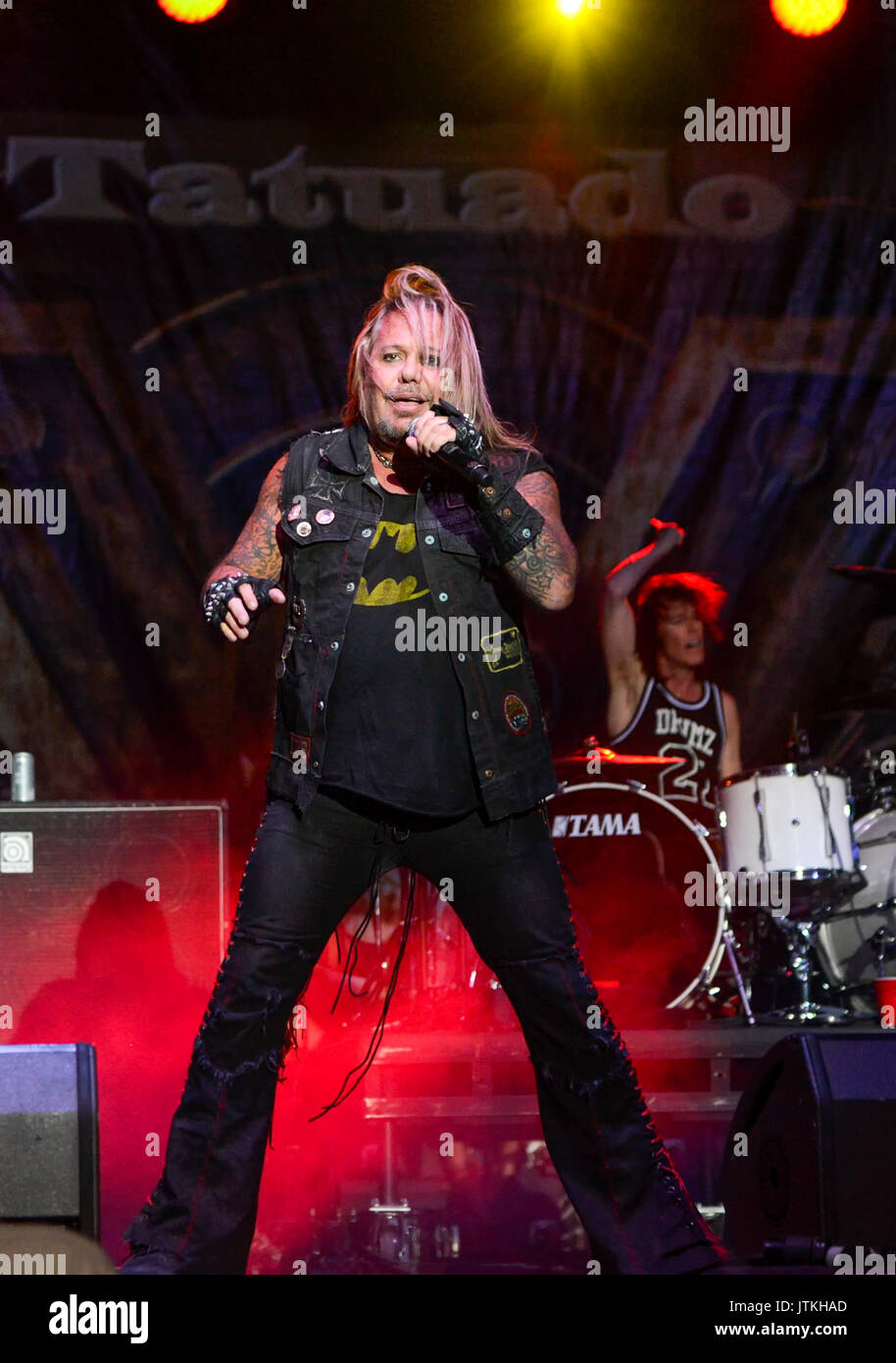Vince Neil, avec son groupe, Tatuado en live sur la scène du 4 juillet à la réserve indienne Moapa Fairgrounds. Banque D'Images