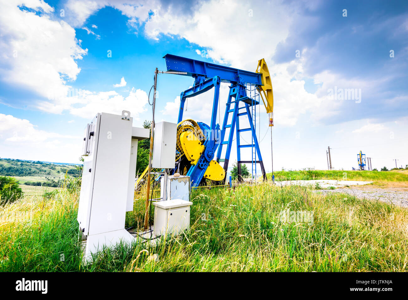 Pompes à huile d'extraction électrique avec plc cabinet. industrie du pétrole et du gaz environnant. Banque D'Images