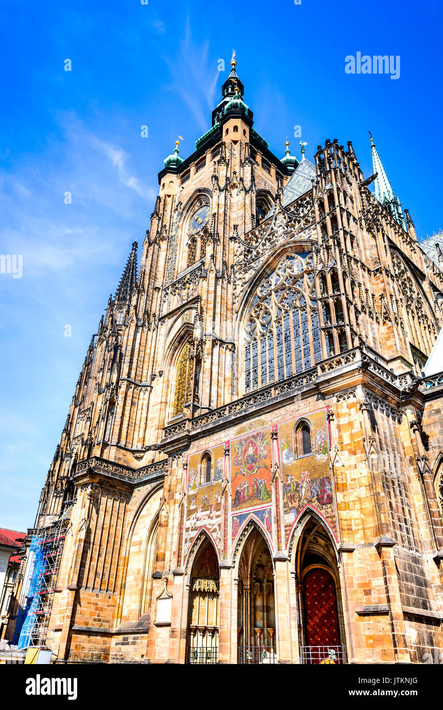 Prague, République tchèque. La cathédrale St Vitus dans le quartier du château de Prague), l'architecture spécifique de la Bohême. Banque D'Images