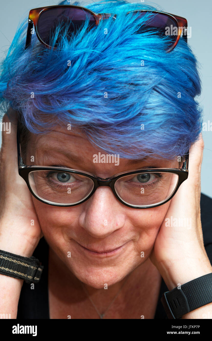 Cheveux bleus teints Banque de photographies et d'images à haute résolution  - Alamy