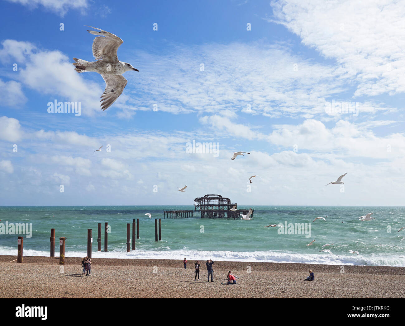 La plage de Brighton et le reste au large de la jetée Ouest avec des gens profitant de la plage et du soleil avec les mouettes East Sussex Banque D'Images