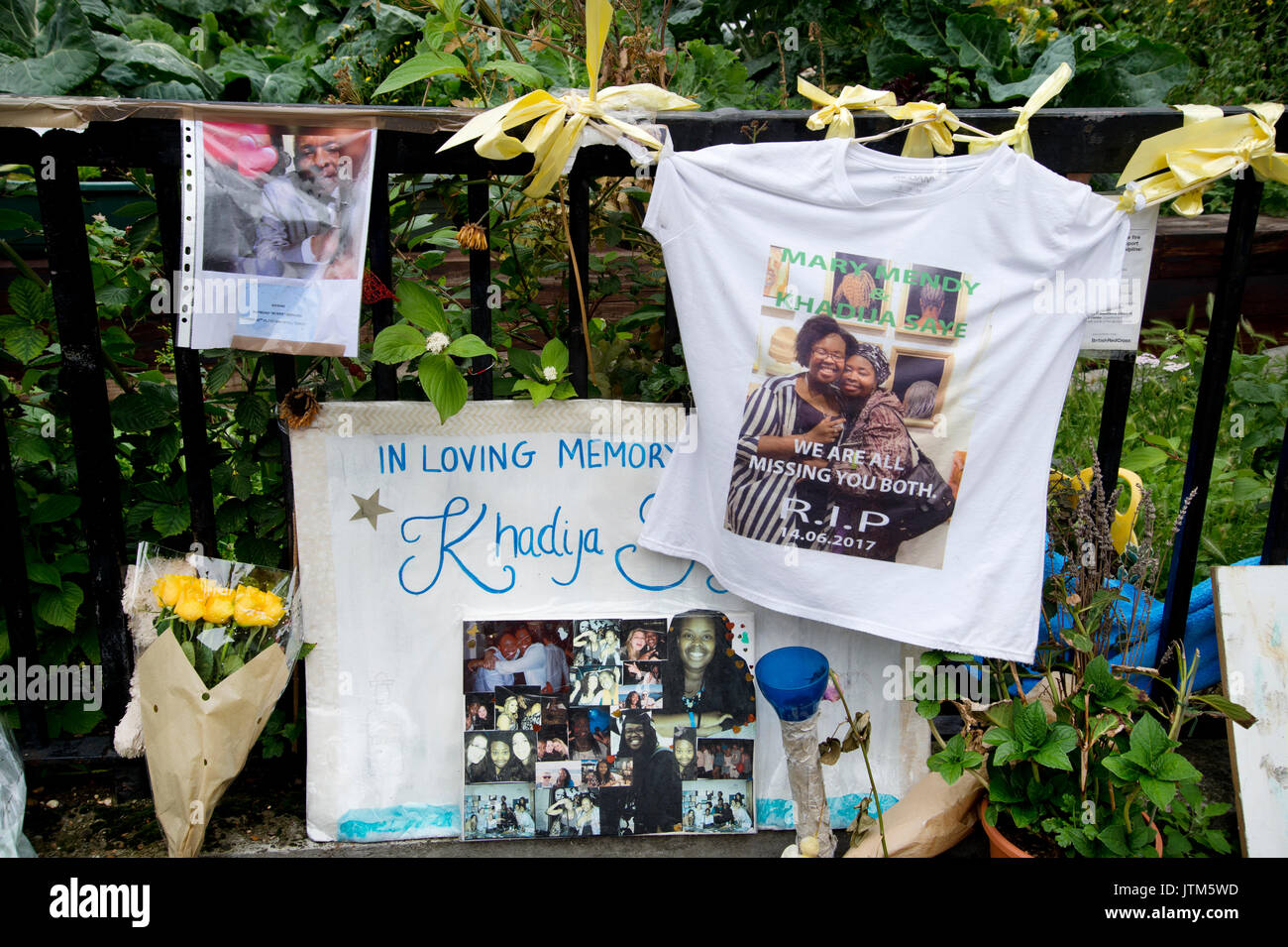 Tour de Grenfell, à l'ouest de Londres. Lendemain de la tragédie. monument à la mémoire des victimes de l'ffire. Banque D'Images