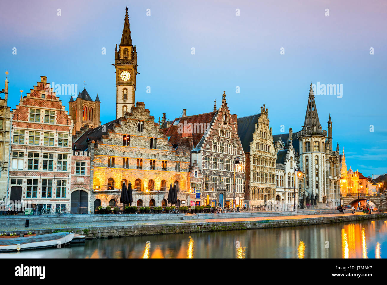 Gand, Belgique avec graslei district et au crépuscule de la rivière Lys moment lumineux en Flandre. Banque D'Images