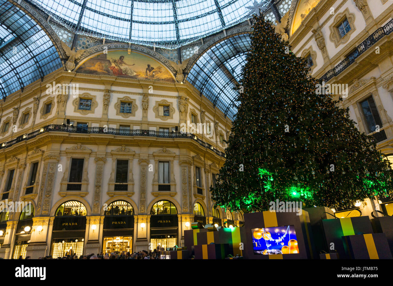 L'Italie, Lombardie, Milan, Swarovski arbre de Noël dans la galerie Vittorio Emanuele II Banque D'Images