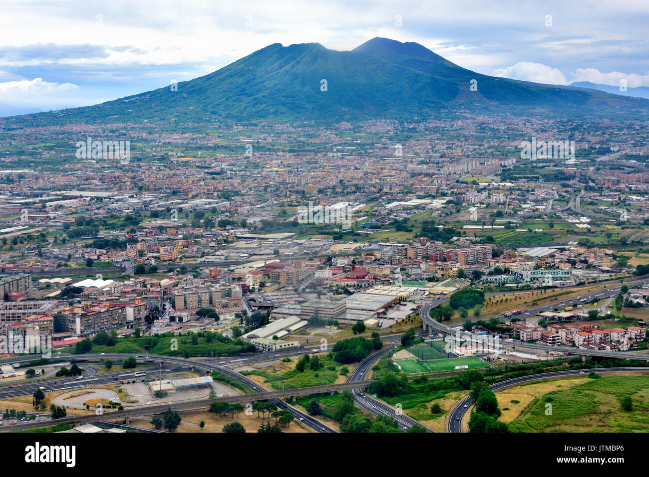 Vue aérienne de la ville et les banlieues de Naples, Italie et le Vésuve Banque D'Images
