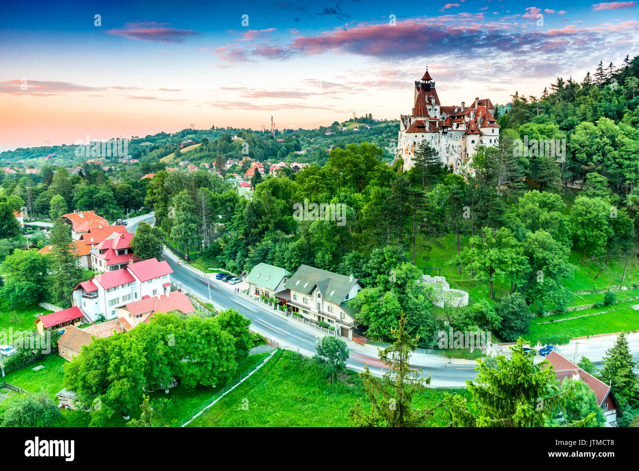 Le Château de Bran, Roumanie. Superbe image twilight HDR de forteresse de Dracula en Transylvanie, monument médiéval. Banque D'Images
