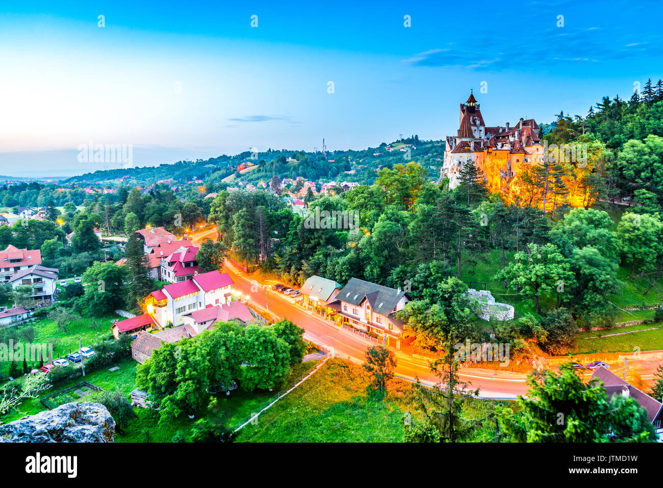 Le Château de Bran, Roumanie. Superbe image twilight HDR de forteresse de Dracula en Transylvanie, monument médiéval. Banque D'Images