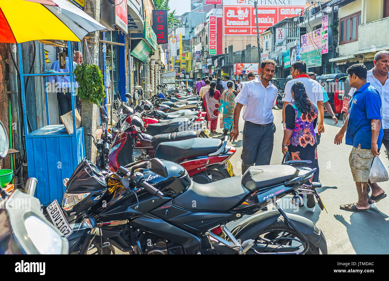 Les gens dans la rue de la mer bruyante de Pettah market district, Colombo, Sri Lanka. Banque D'Images