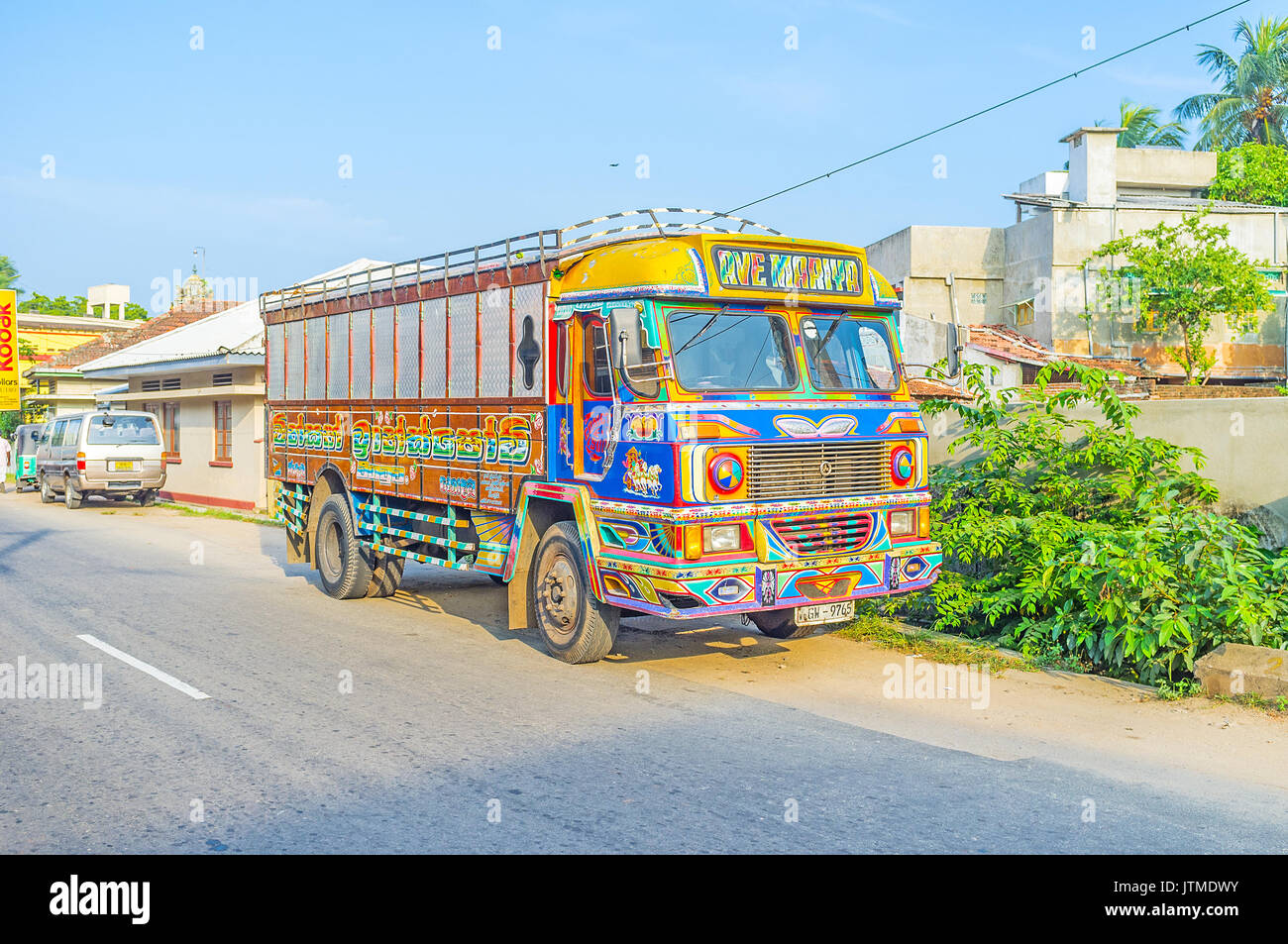 NEGOMBO, SRI LANKA - 7 décembre 2016 : le brillant peint chariot soit placé par la route dans quartier résidentiel, le 7 décembre à Negombo. Banque D'Images