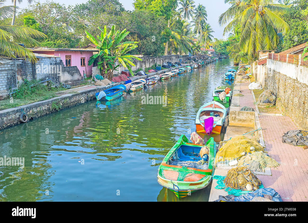 Les bateaux colorés sont amarrés le long des rives du Canal de Hamilton, dans le quartier du village de pêcheurs de Negombo, Sri Lanka. Banque D'Images