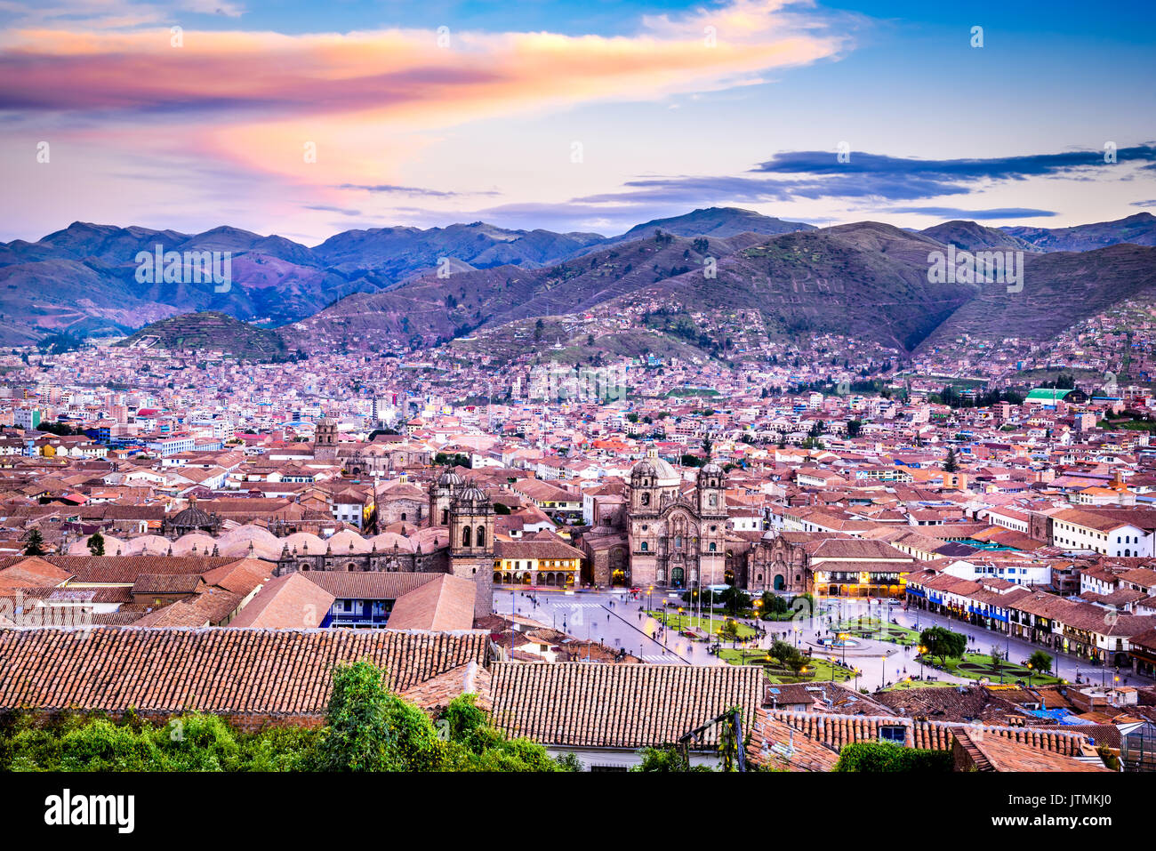 Cusco, Pérou - Plaza de Armas et de l'église de la Compagnie de Jésus. Montagnes des Andes, l'Amérique du Sud. Banque D'Images