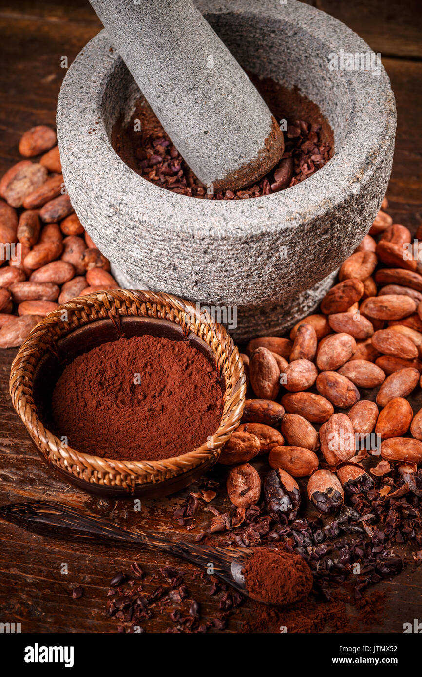 La production de cacao avec mortier et pilon en pierre avec des matières, pelées et concassées, les fèves de cacao Banque D'Images