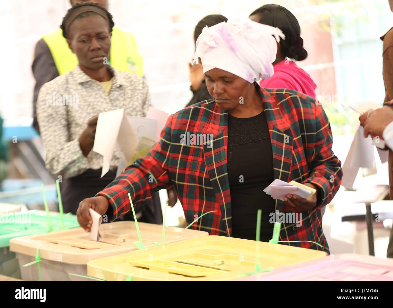 Nairobi, Kenya. Le 08 août, 2017. Une femme de voter au bureau de scrutin à St Monica dans le comté de Kajiado Kitengela, le 8 août 2017, au Kenya. Les Kenyans rendre aux urnes pour une élection très serrée entre le président sortant, Uhuru Kenyatta et son rival Raila Odinga. Crédit : Tom Maruko/Pacific Press/Alamy Live News Banque D'Images