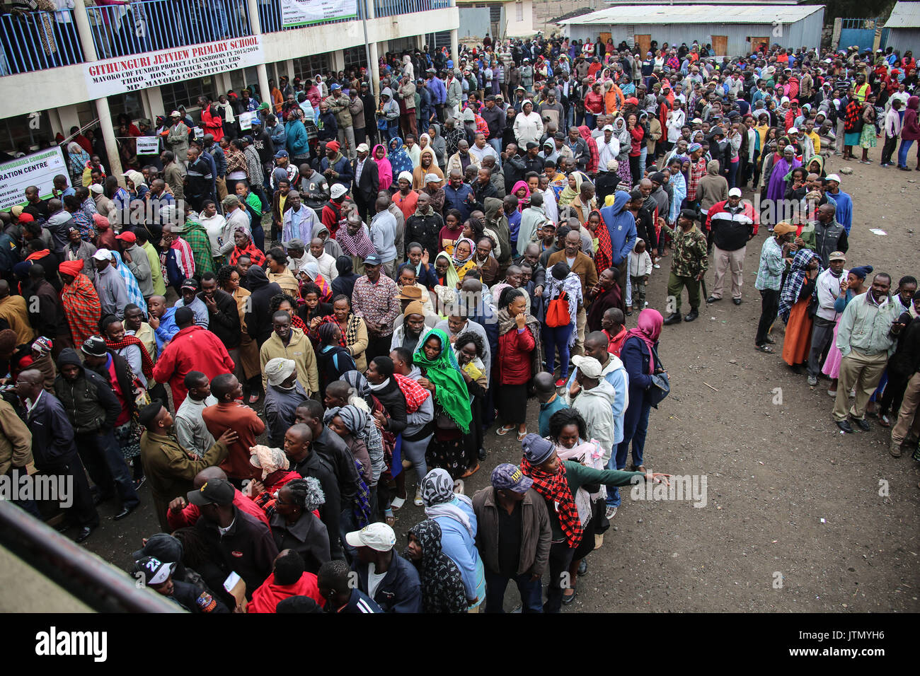 Nairobi, Kenya. Le 08 août, 2017. Un citoyen kényen line jusqu'à voter au bureau de scrutin Jetview à Machakos county banlieue de Nairobi, capitale du Kenya le 8 août 2017, au Kenya. Les Kenyans rendre aux urnes pour une élection très serrée entre le président sortant, Uhuru Kenyatta et son rival Raila Odinga. Crédit : Tom Maruko/Pacific Press/Alamy Live News Banque D'Images