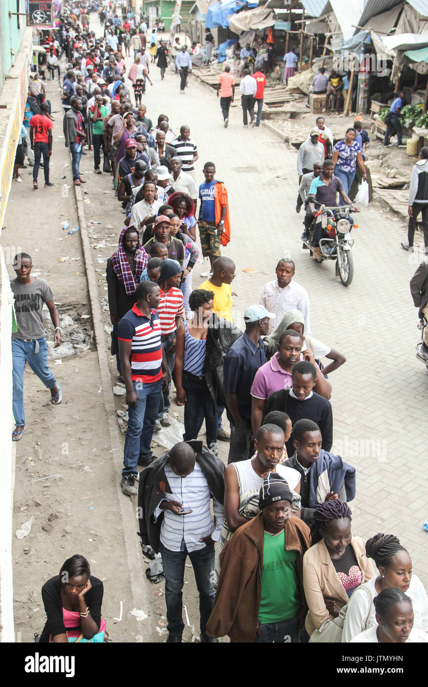 Nairobi, Kenya. Le 08 août, 2017. Closed Caption un citoyen kényen line jusqu'à voter au bureau de vote de Saint Monica Kajiando county banlieue de Nairobi, capitale du Kenya, le 8 août 2017, au Kenya. Les Kenyans rendre aux urnes pour une élection très serrée entre le président sortant, Uhuru Kenyatta et son rival Raila Odinga. Crédit : Tom Maruko/Pacific Press/Alamy Live News Banque D'Images