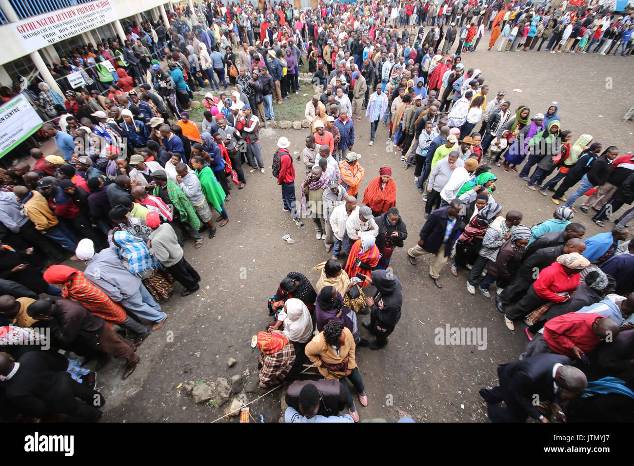 Nairobi, Kenya. Le 08 août, 2017. Un citoyen kényen line jusqu'à voter au bureau de scrutin Jetview à Machakos county banlieue de Nairobi, capitale du Kenya le 8 août 2017, au Kenya. Les Kenyans rendre aux urnes pour une élection très serrée entre le président sortant, Uhuru Kenyatta et son rival Raila Odinga. Crédit : Tom Maruko/Pacific Press/Alamy Live News Banque D'Images