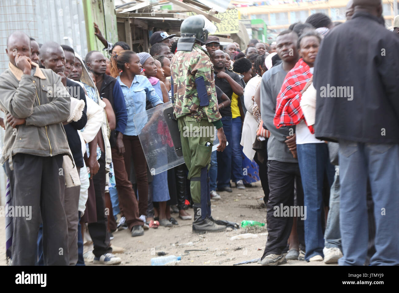 Nairobi, Kenya. Le 08 août, 2017. Ligne de personnes au bureau de scrutin patiemment à St Monica dans le comté de Kajiado Kitengela, le 8 août 2017, au Kenya. Les Kenyans rendre aux urnes pour une élection très serrée entre le président sortant, Uhuru Kenyatta et son rival Raila Odinga. Crédit : Tom Maruko/Pacific Press/Alamy Live News Banque D'Images