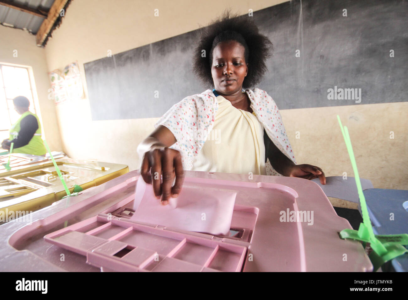 Nairobi, Kenya. Le 08 août, 2017. Un citoyen Kenyan jeté son vote au St Monica de scrutin dans le comté de Kajiado Kitengela banlieue de Nairobi, capitale du Kenya, le 8 août 2017, au Kenya. Les Kenyans rendre aux urnes pour une élection très serrée entre le président sortant, Uhuru Kenyatta et son rival Raila Odinga. Crédit : Tom Maruko/Pacific Press/Alamy Live News Banque D'Images