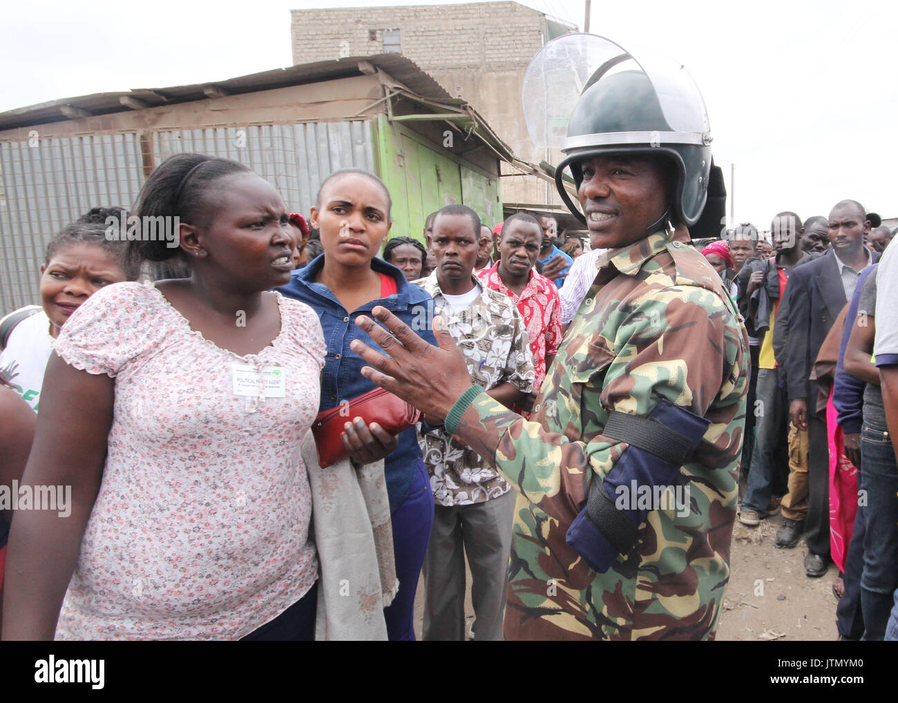 Nairobi, Kenya. Le 08 août, 2017. Agent de sécurité homme gens conformément à un bureau de scrutin pour voter à St Monica dans le comté de Kajiado Kitengela, le 8 août 2017 à Nairobi, au Kenya. Les Kenyans rendre aux urnes pour une élection très serrée entre le président sortant, Uhuru Kenyatta et son rival Raila Odinga. Crédit : Tom Maruko/Pacific Press/Alamy Live News Banque D'Images