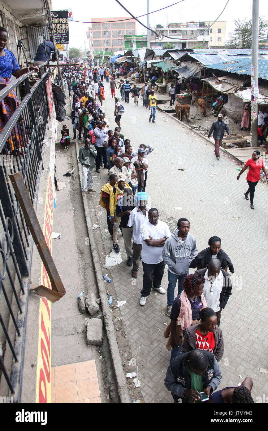 Nairobi, Kenya. Le 08 août, 2017. Un citoyen kényen line jusqu'à voter au bureau de vote de Saint Monica Kajiando county banlieue de Nairobi, capitale du Kenya, le 8 août 2017, au Kenya. Les Kenyans rendre aux urnes pour une élection très serrée entre le président sortant, Uhuru Kenyatta et son rival Raila Odinga. Crédit : Tom Maruko/Pacific Press/Alamy Live News Banque D'Images