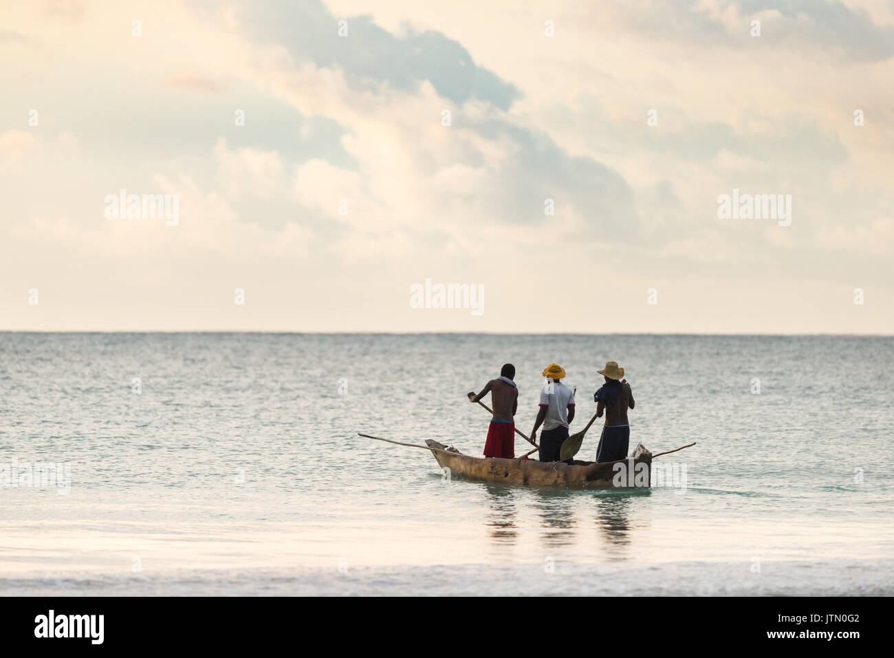 Tête de pêcheurs par petits bateaux dhow in early morning light, Diani, Kenya Banque D'Images