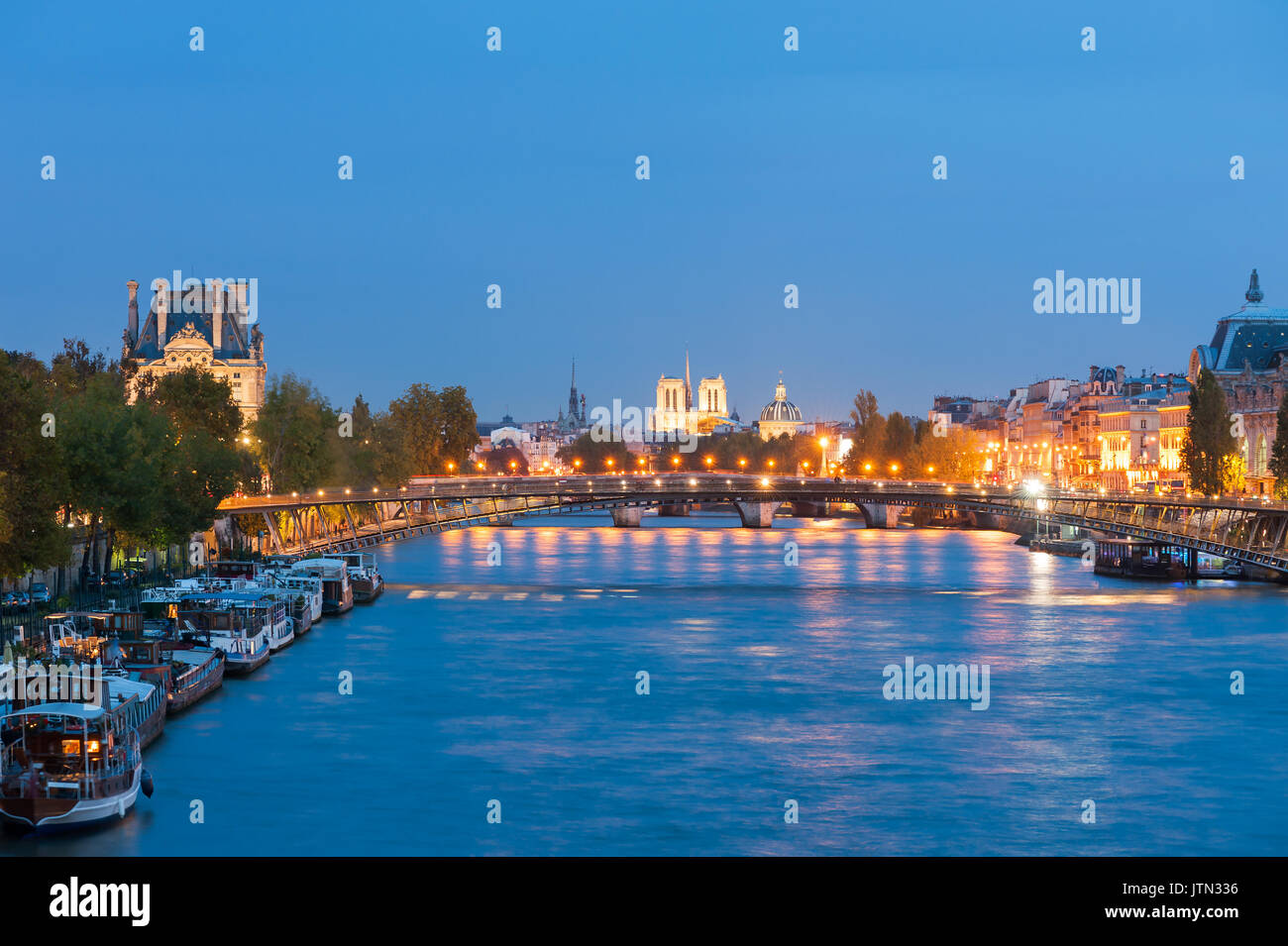 Paris - Seine la nuit avec Notre-Dame en arrière-plan Banque D'Images