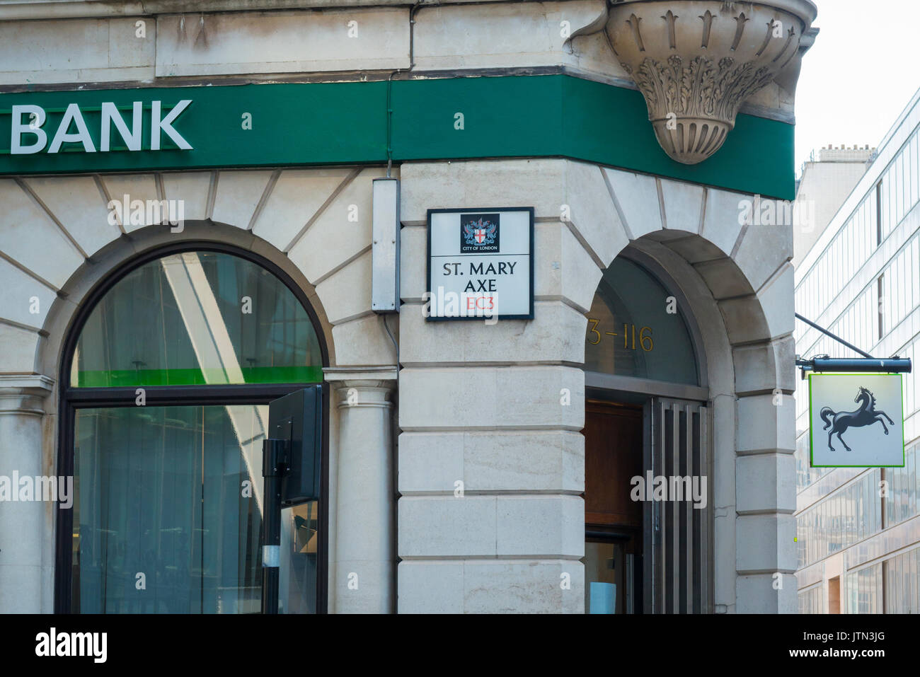 UK London EC3 ville centre centre financier de la direction générale de la Banque Lloyds St Mary Axe road sign logo black horse scène de rue Banque D'Images