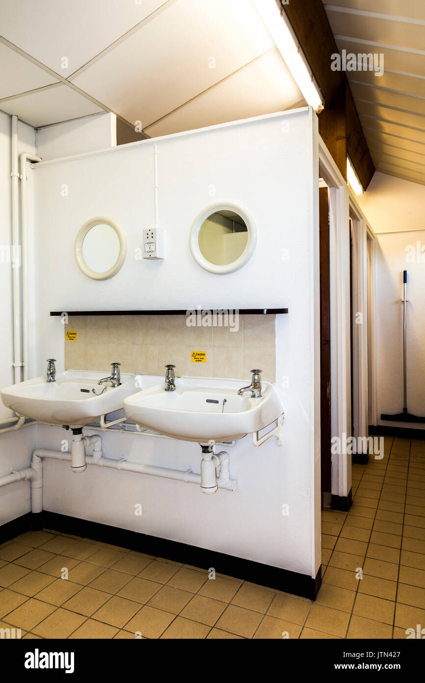 Deux lavabos et toilettes pour un camping. Angleterre, Royaume-Uni. Banque D'Images