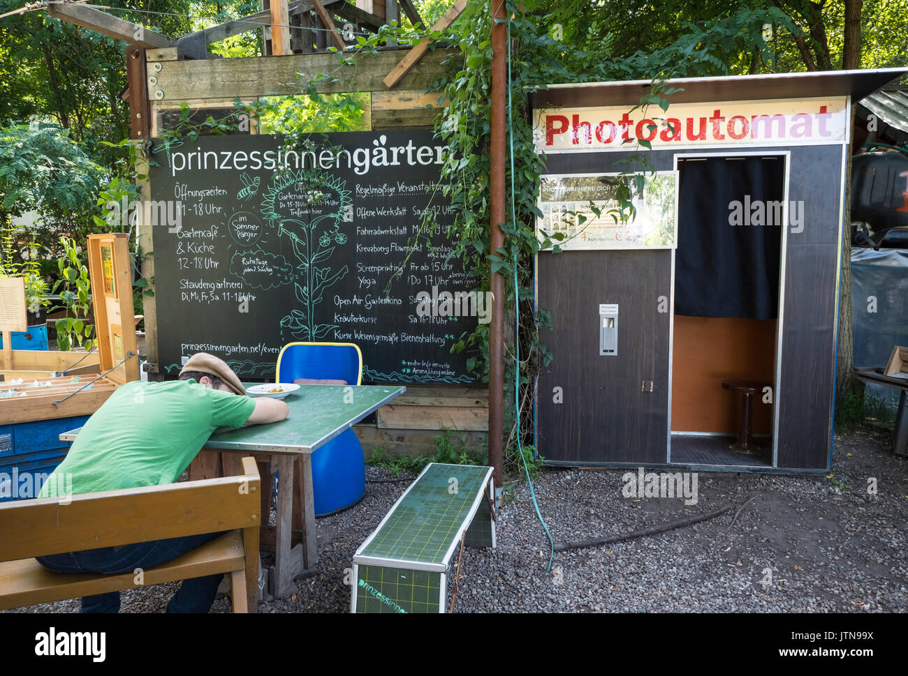 Vue de l'aménagement urbain communauté ville jardin appelé Prinzessinnengarten dans Kreuzberg, Berlin, Allemagne. Banque D'Images