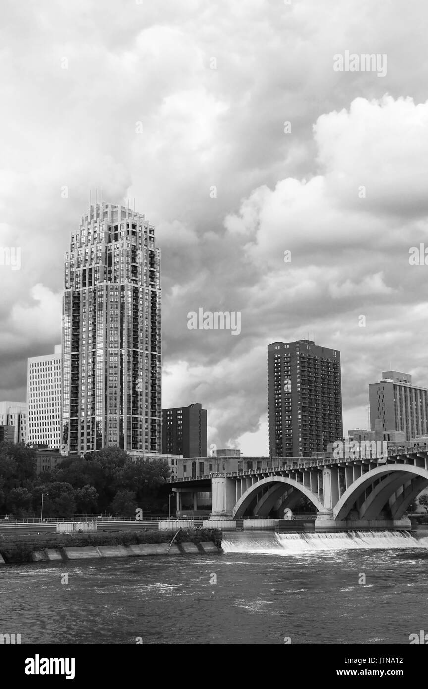 Le centre-ville de Minneapolis et de la Troisième Avenue Bridge au-dessus de Saint Anthony Falls et du fleuve Mississippi, en noir et blanc. Midwest USA, état de Minnes Banque D'Images