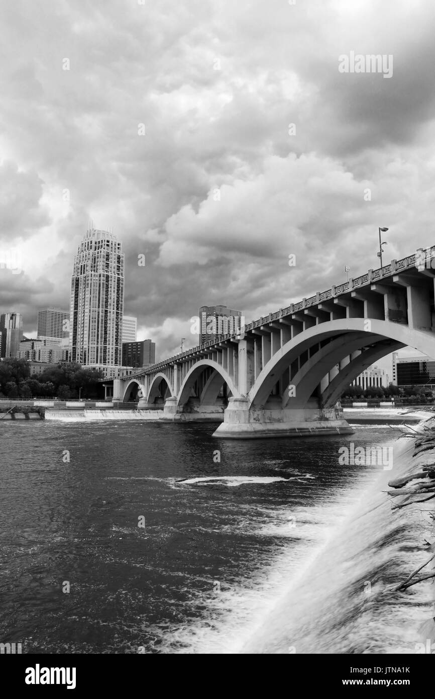 Le centre-ville de Minneapolis et de la Troisième Avenue Bridge au-dessus de Saint Anthony Falls et du fleuve Mississippi, en noir et blanc. Midwest USA, état d'Minneso Banque D'Images