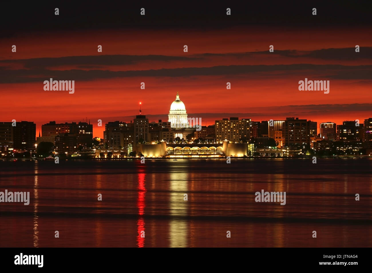 Le centre-ville de Madison, la capitale du Wisconsin, USA. Après le coucher du soleil avec vue State Capitol building dome et Monona Terrace contre bel Banque D'Images