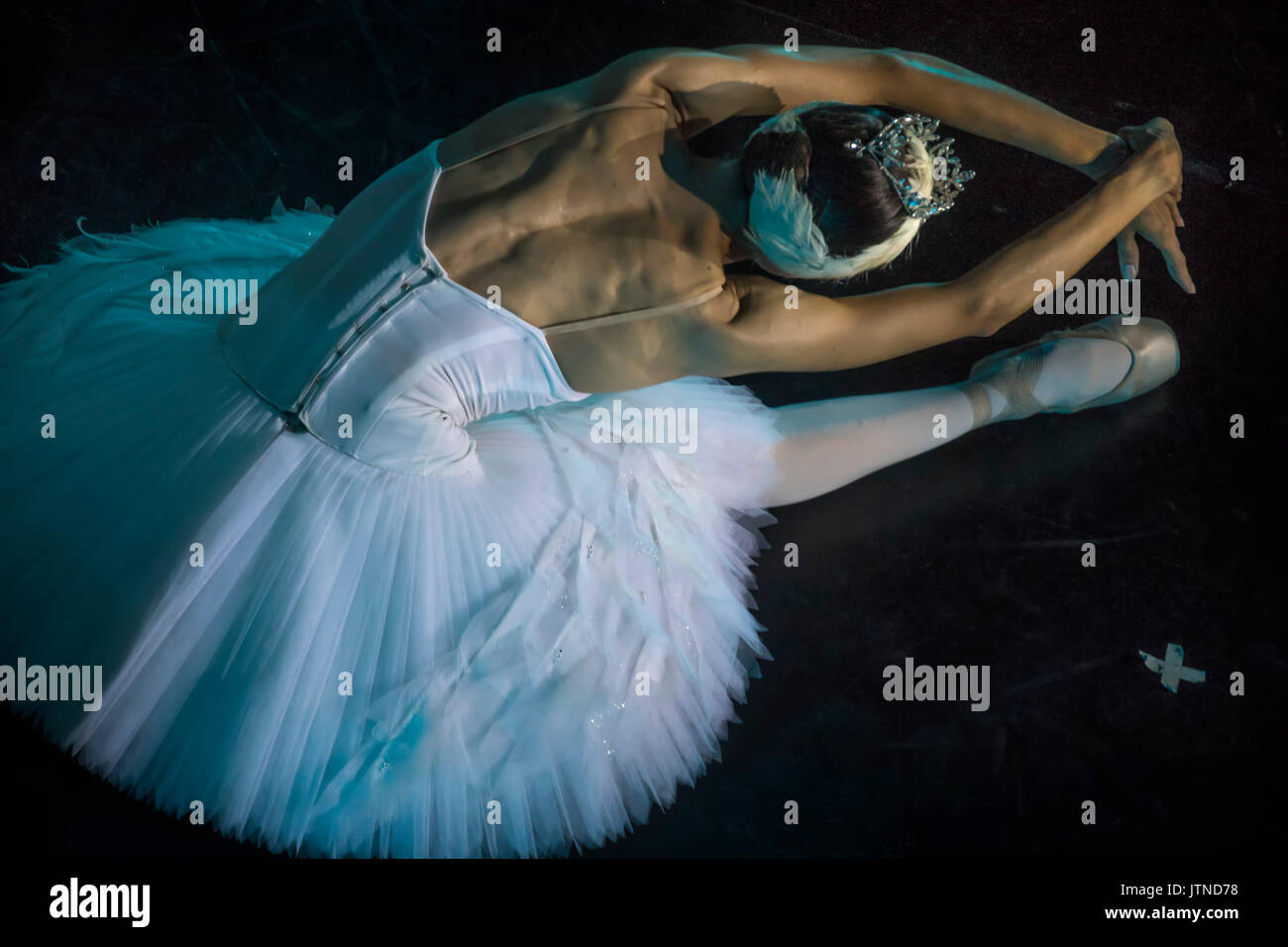 Une danseuse étoile dans le rôle d'Odette' dans la scène du ballet 'lac' wan effectue à la scène de théâtre à Moscou, Russie Banque D'Images