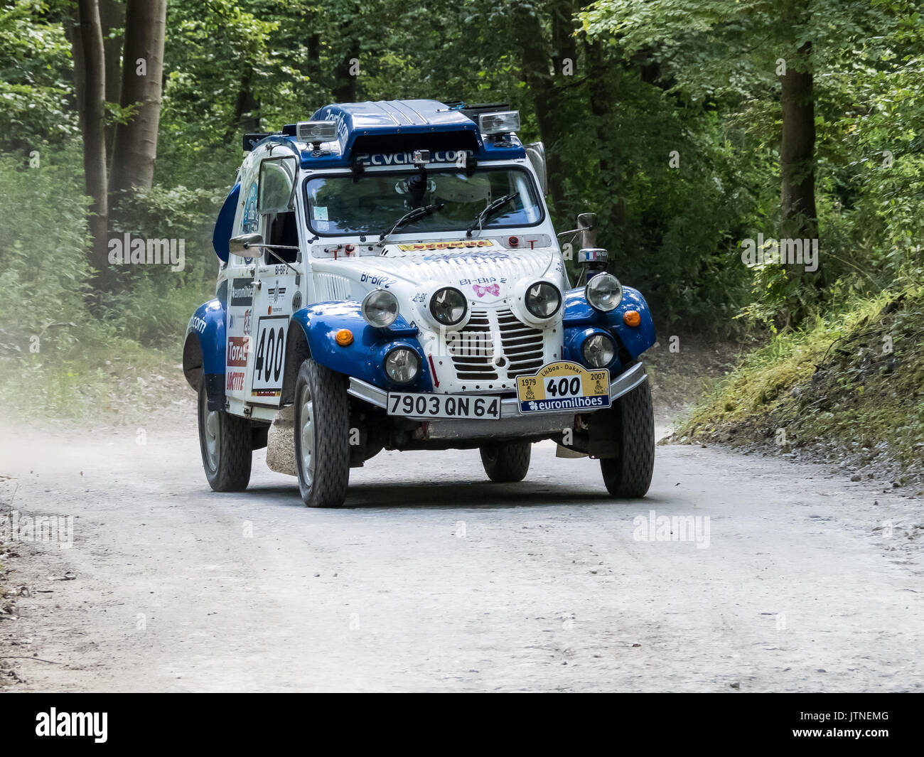 Blue citroen 2cv rally car and white Banque de photographies et d ...