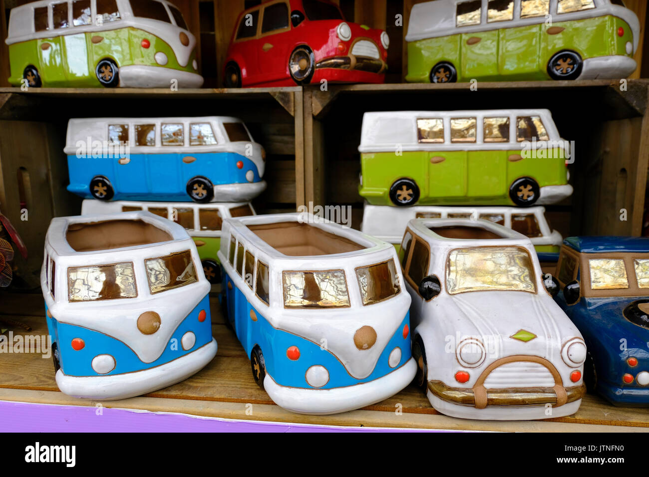 En vente dans le centre d'un jardin anglais, VW Campervan pots en céramique Banque D'Images