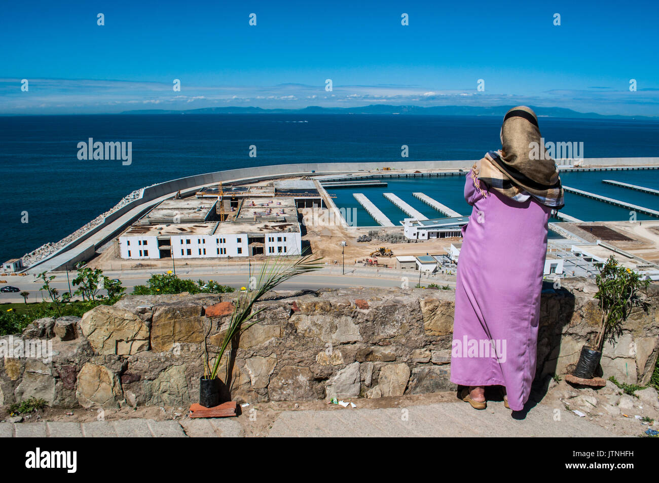 Afrique du Nord : une femme musulmane en face du port de Tanger à la recherche du détroit de Gibraltar qui sépare le Maroc de l'Espagne Banque D'Images