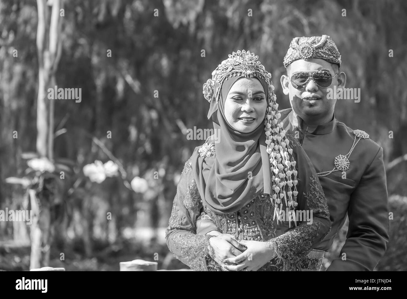 Couple de mariage traditionnel javanais époux et au jardin Banque D'Images