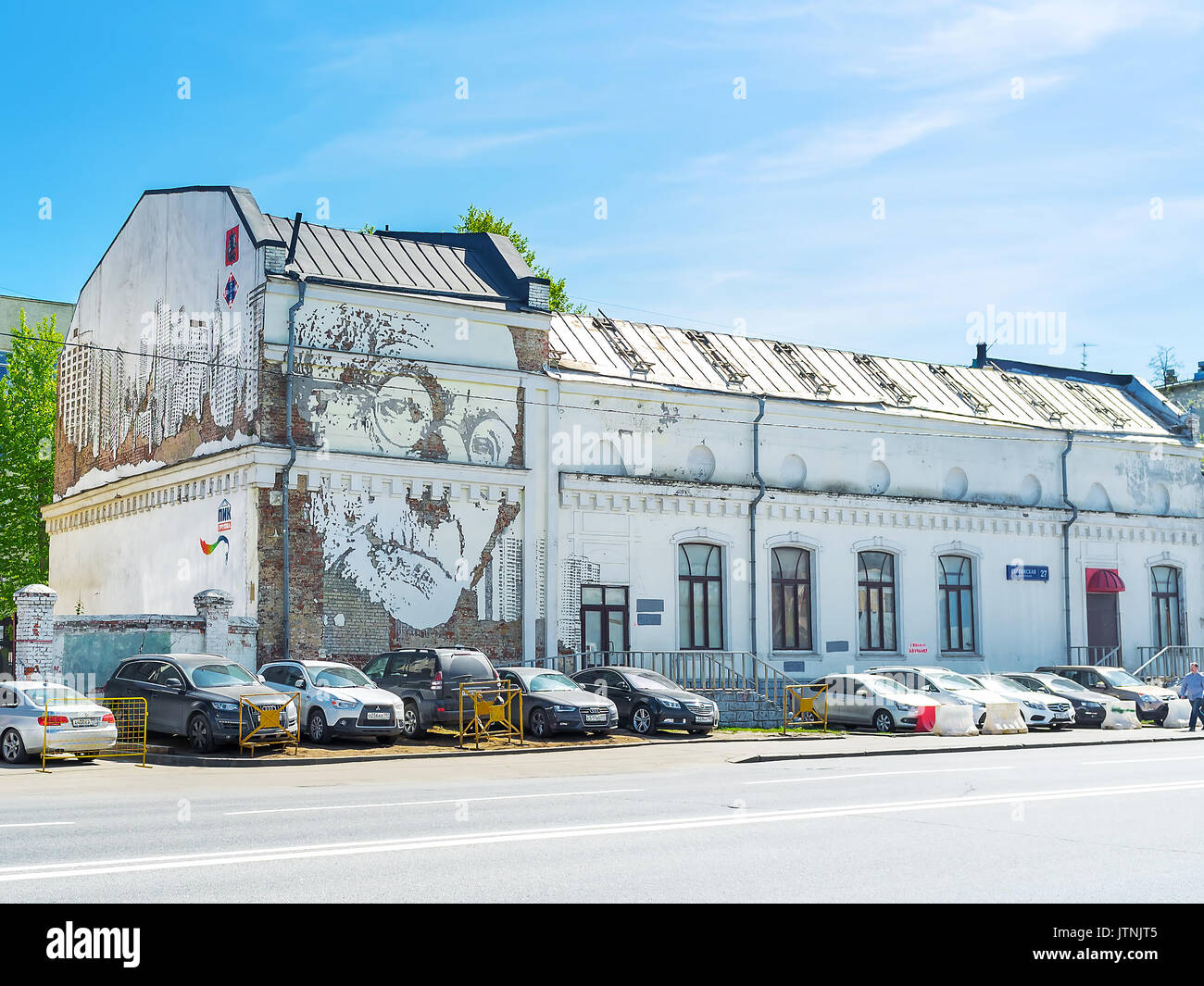 Moscou, Russie - le 8 mai 2015 : l'portret de Hermann Hesse sur l'ancien bâtiment dans Savvinskaya remblai, le 8 mai à Moscou Banque D'Images