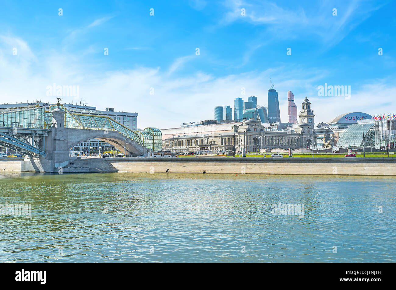 Moscou, Russie - le 8 mai 2015 : La promenade le long de la Moskva River dans le district Dorogomilovo, la vue sur le pont ferroviaire de Bohdan Khmelnytsky et la sta Banque D'Images